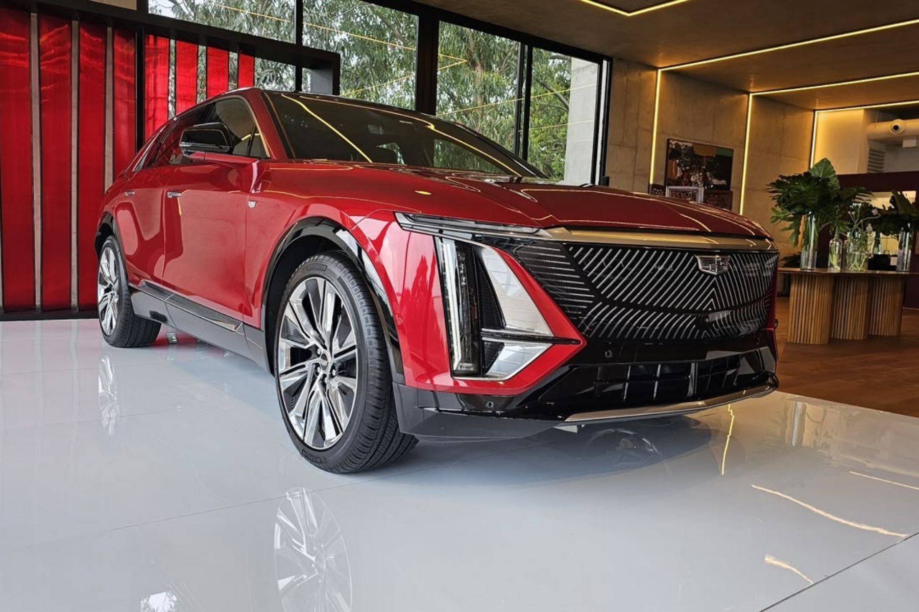 Divisão de luxo da GM, Cadillac desembarca no Brasil com dois SUVs elétricos
