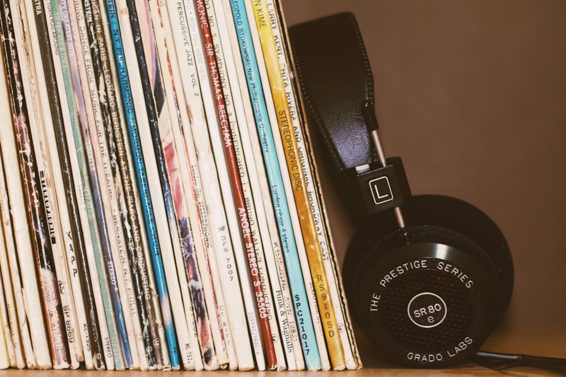 Por que você ouve música em filas e salas de espera segundo a psicologia
