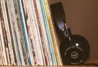 Por que você ouve música em filas e salas de espera segundo a psicologia