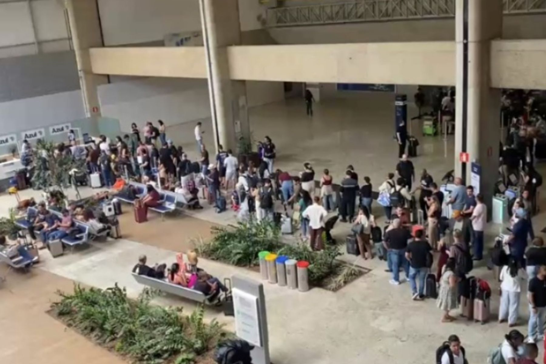 Vídeos mostram movimentação no Aeroporto de BH, em Confins, após cancelamento de voos