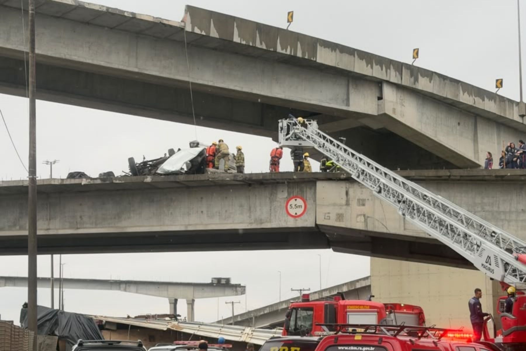 Caminhão despenca de alça de ponte e deixa dois mortos em Porto Alegre