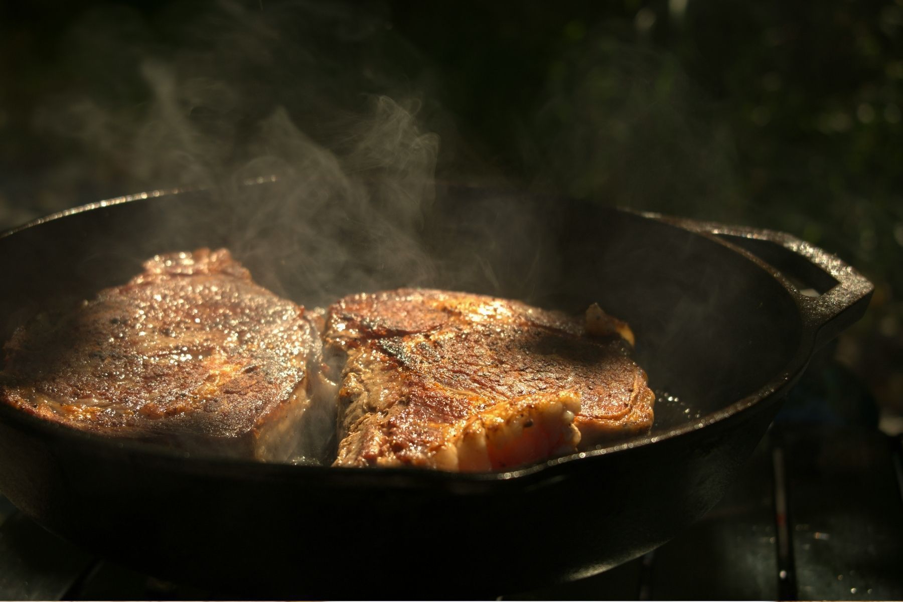 Chefs de cozinha concordam: 'Para o bife ficar suculento e dourado, não tempere com sal antes'