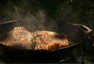 Chefs de cozinha concordam: 'Para o bife ficar suculento e dourado, não tempere com sal antes'