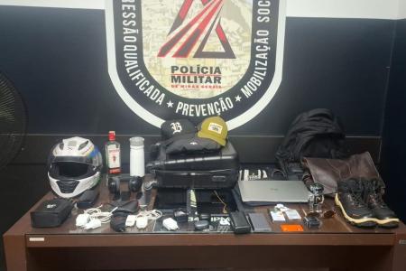 PM prende homem suspeito de furtar interior de veículo; comparsa dava apoio em Punto