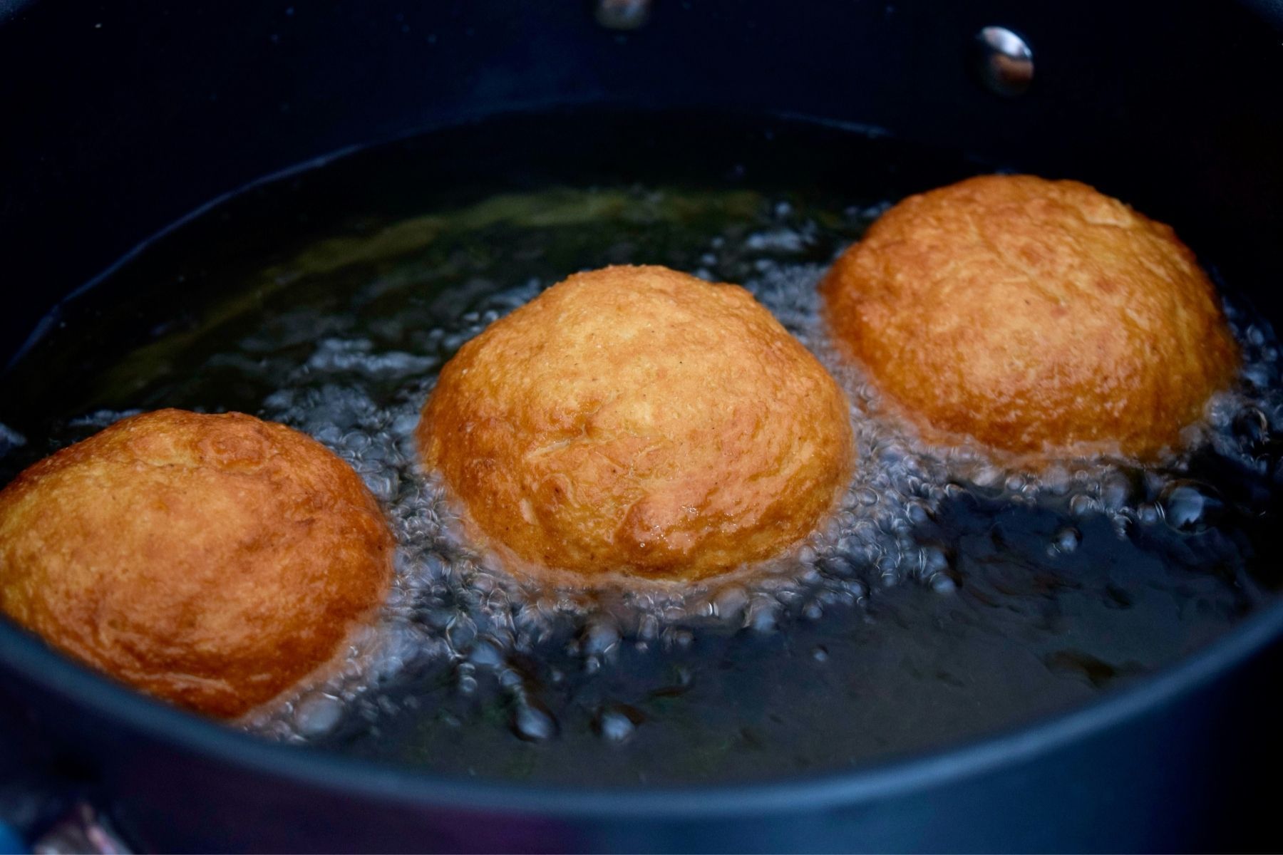 Receita de bolinho de chuva fofinho e sequinho: aprenda todos os truques