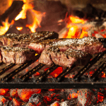 Saiba como limpar a churrasqueira para um churrasco perfeito sem usar produtos químicos