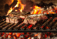 Saiba como limpar a churrasqueira para um churrasco perfeito sem usar produtos químicos