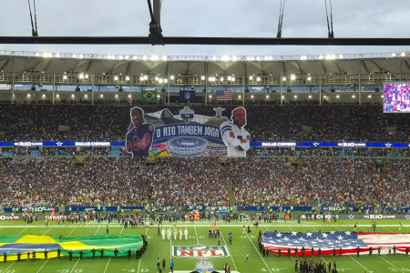 O mosaico foi estendido durante a execução do hino nacional