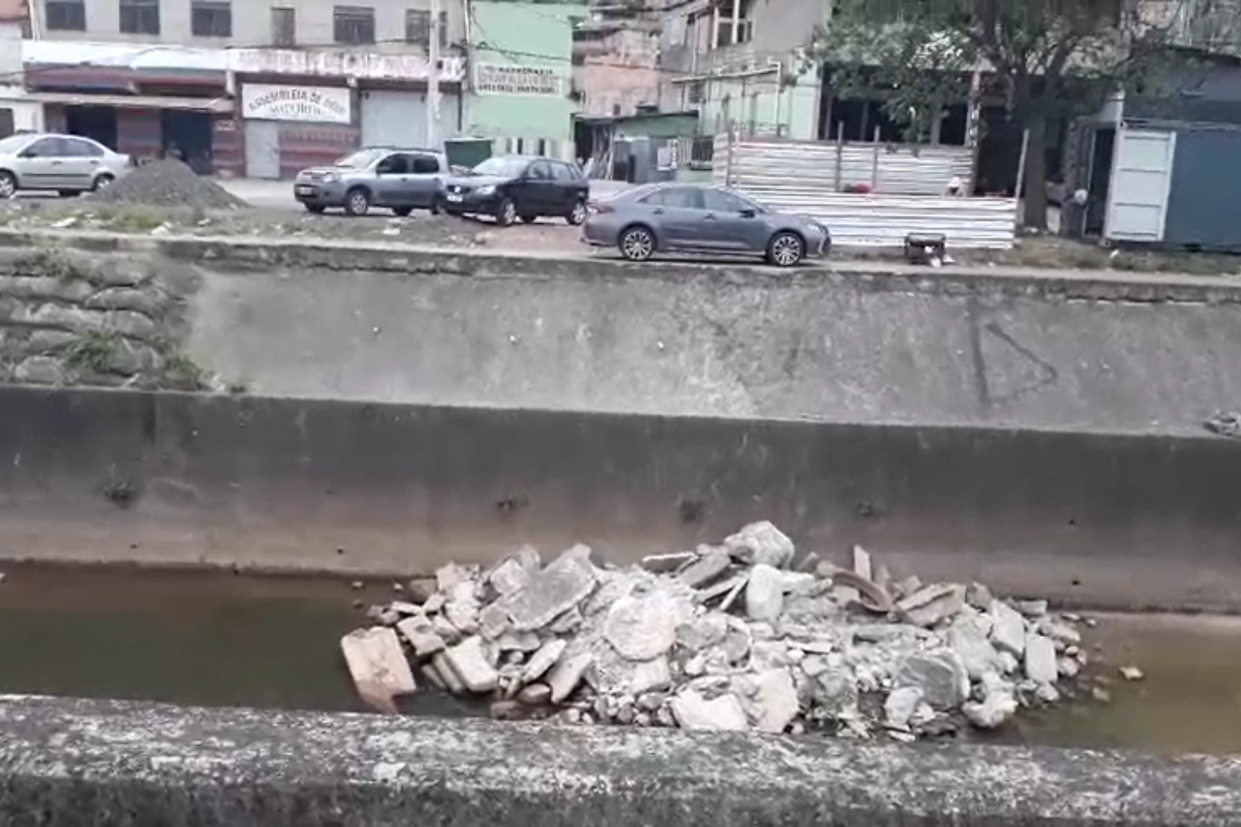 Vídeo: morador denuncia acúmulo de entulho em córrego na Região Nordeste de BH