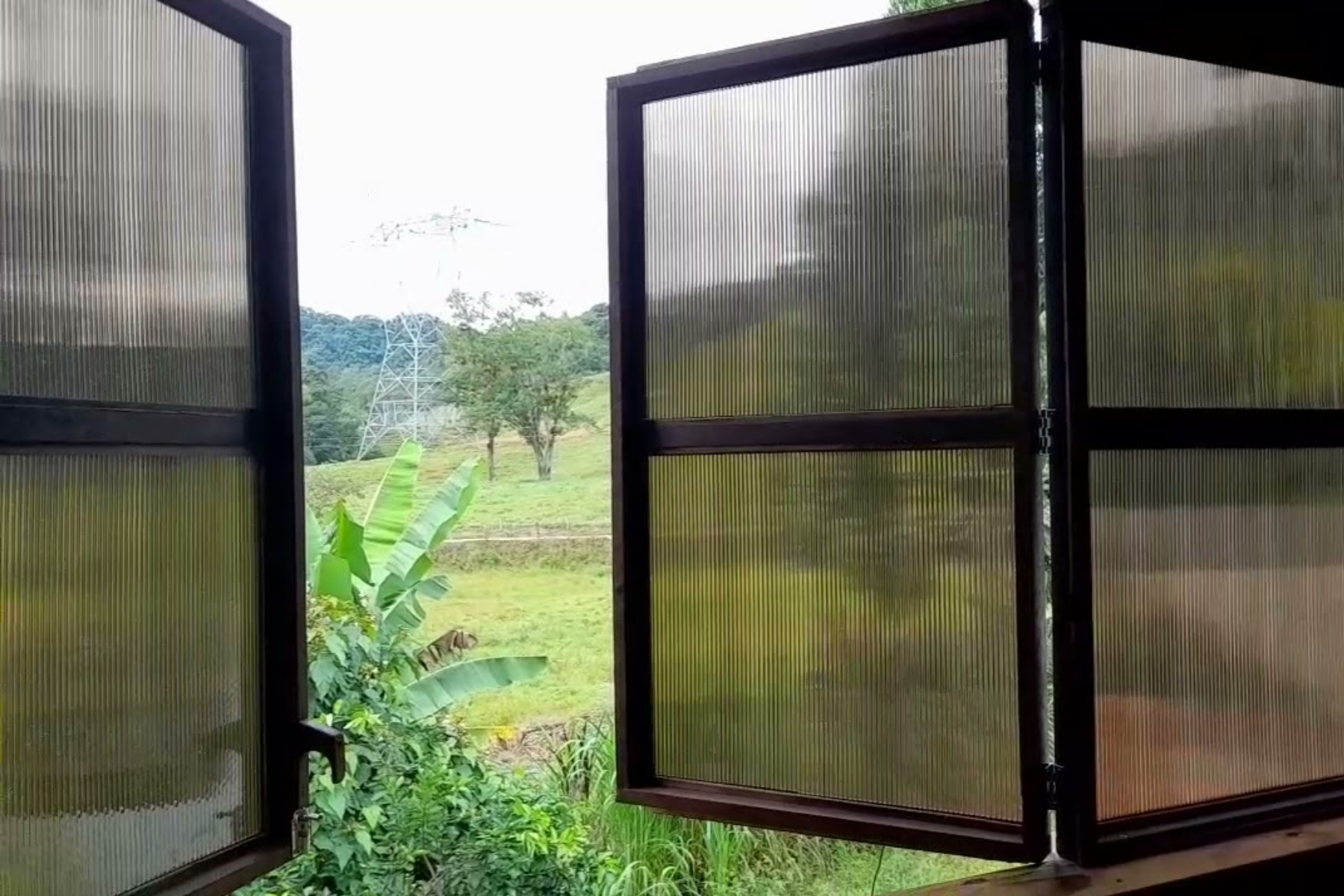 Adeus janelas de vidro duplo: placas de policarbonato transparente conquistam espaço por leveza e resistência