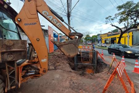 Obras na Avenida Barão Homem de Melo após adutora romper • Itatiaia