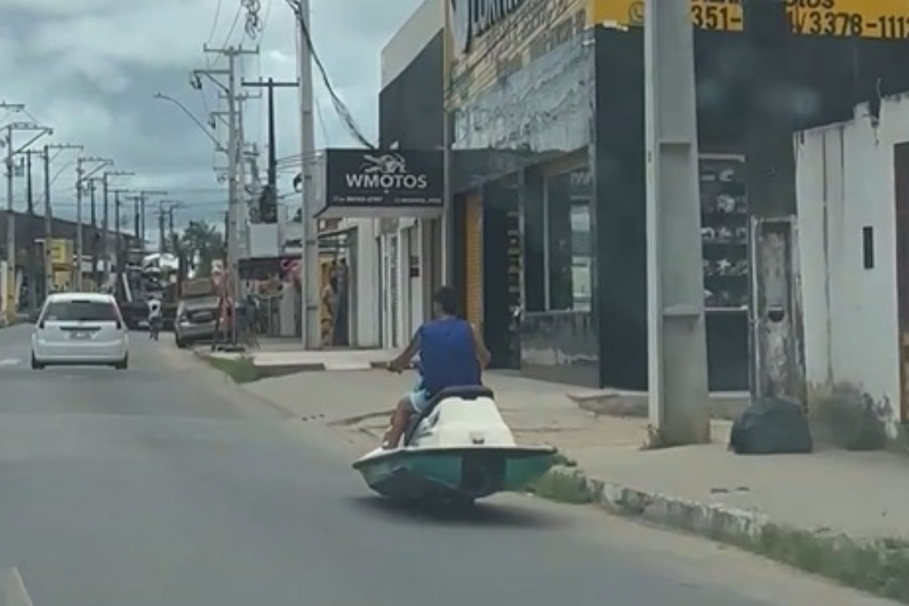 Jet ski adaptado para circular no asfalto chama atenção em Maceió; veja o vídeo