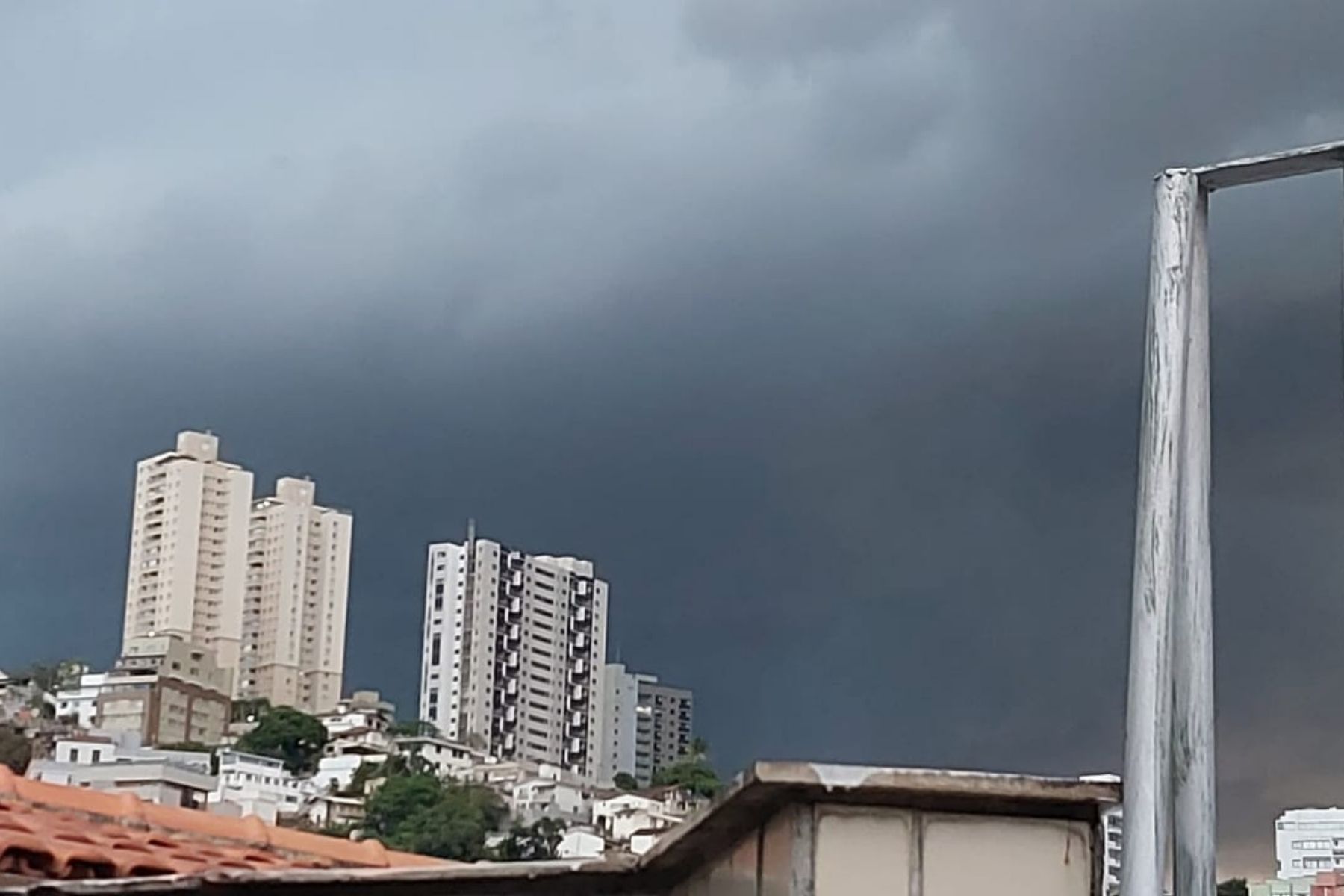 Chove granizo no Barreiro, em BH, nesta segunda-feira (14)