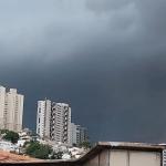 Barreiro, Região de Belo Horizonte, registra chuva extremamente forte nesta terça-feira (15)