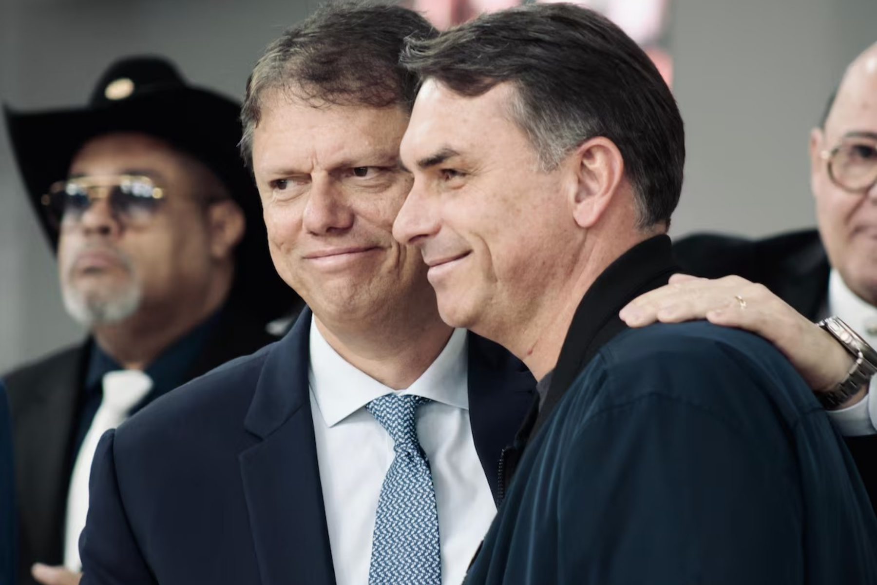 Flávio Bolsonaro e Tarcísio gravam primeiro material de campanha juntos em São Paulo