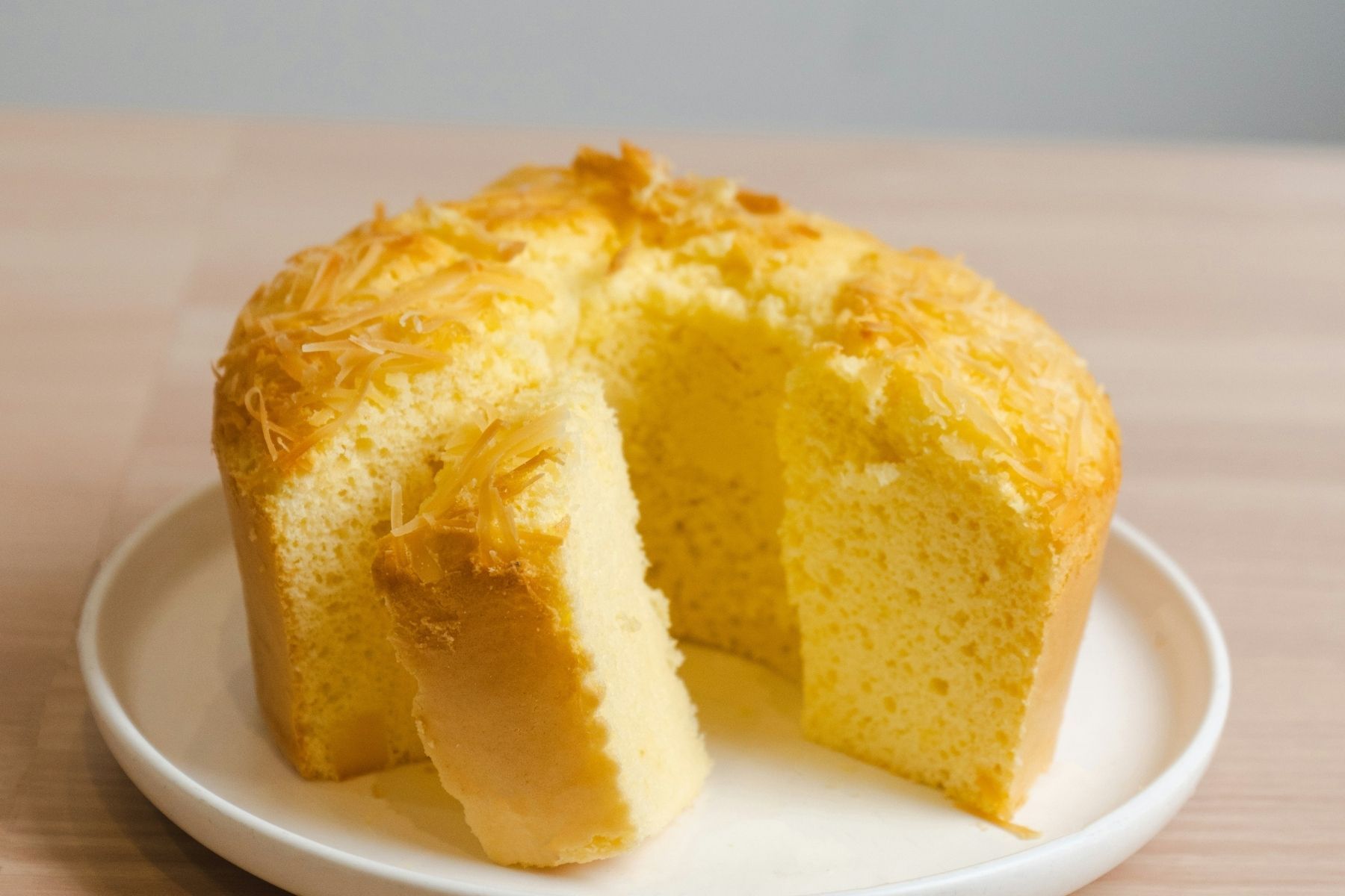 Misture todos os ingredientes e leve ao forno: a receita de bolo salgado perfeita para o lanche