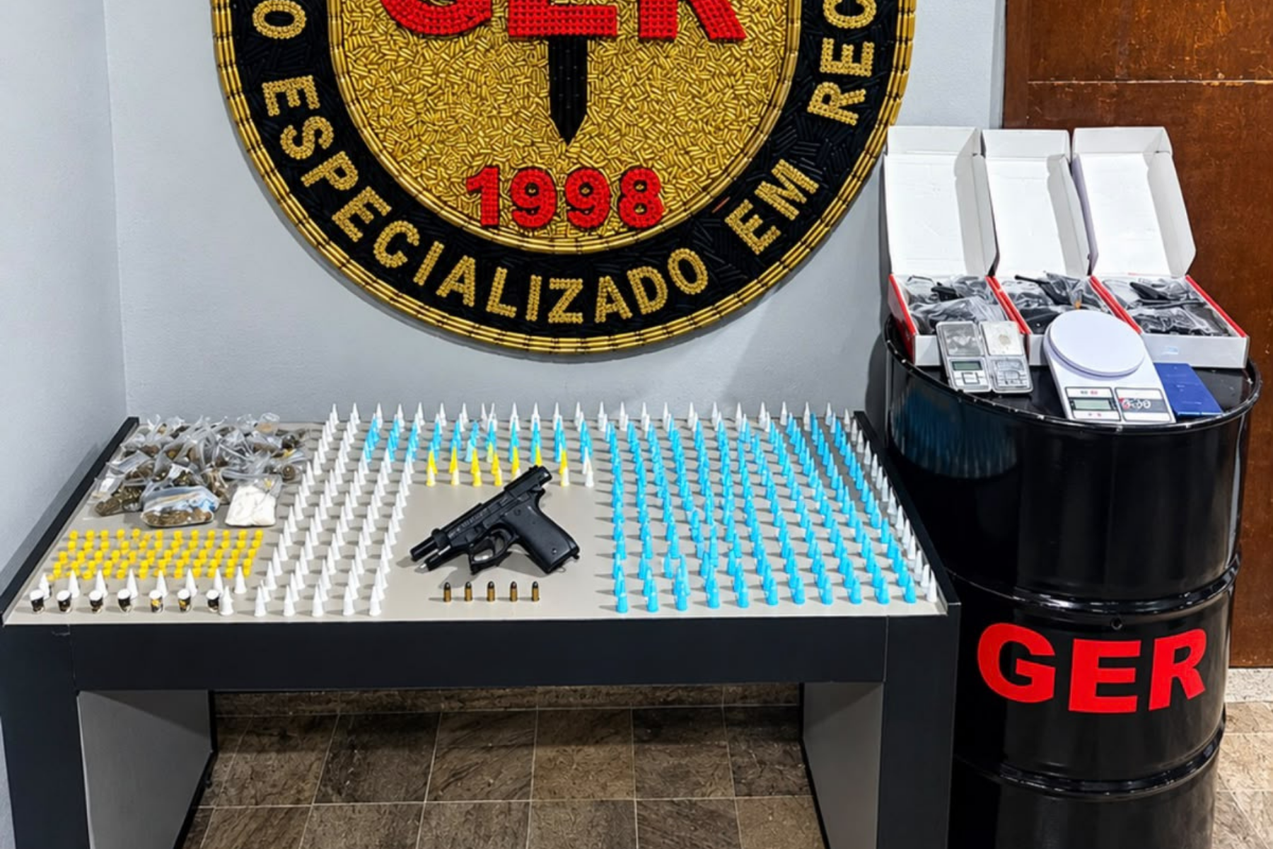 Homem é preso com pistola e drogas durante operação em Contagem
