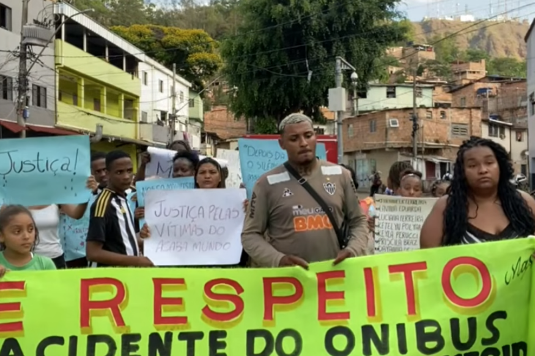 Familiares de vítimas protestam um mês após acidente com ônibus que matou 10 no RJ
