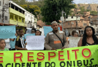 Familiares de vítimas protestam um mês após acidente com ônibus que matou 10 no RJ
