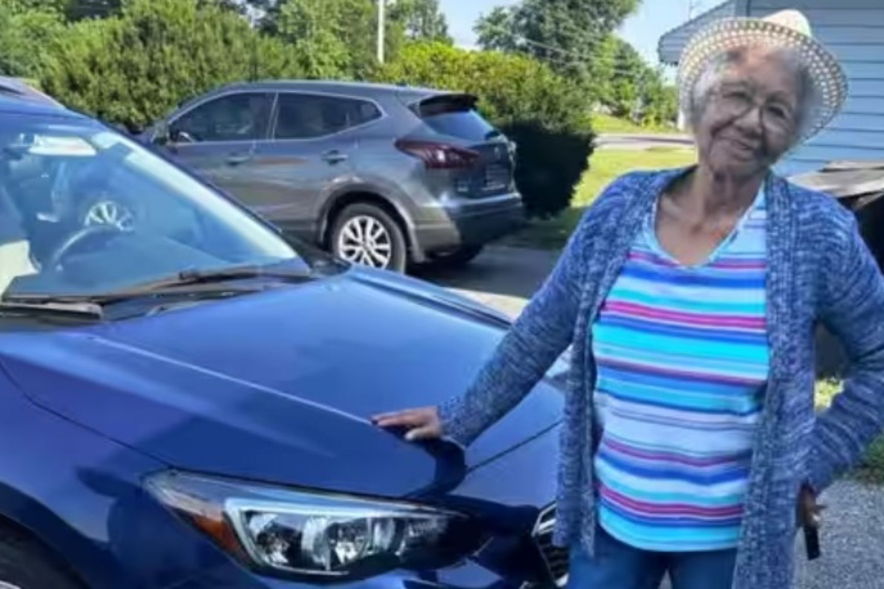 Aos 108 anos, ex-professora dirige sozinha e renova carteira até os 115 nos EUA