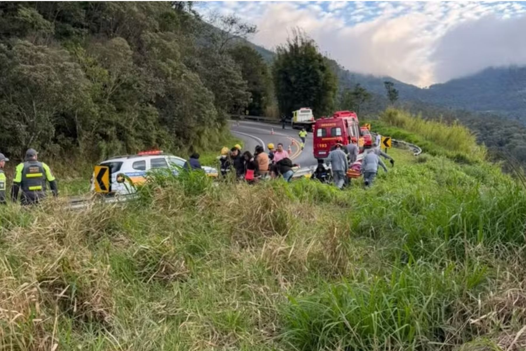 Ônibus cai em ribanceira e deixa pelo menos cinco mortos em Cruzeiro, SP