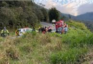 Ônibus cai em ribanceira e deixa pelo menos cinco mortos em Cruzeiro, SP