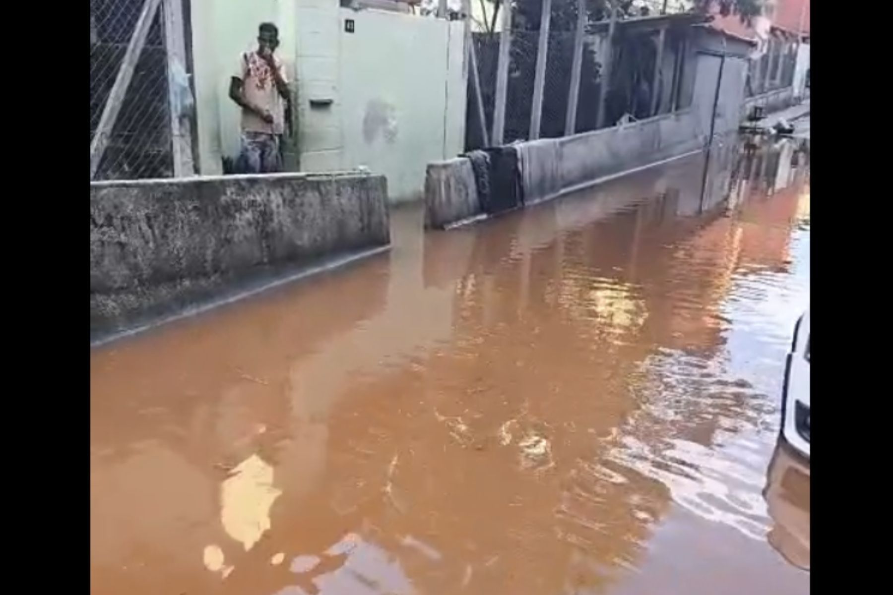 Vídeo: tubulação da Copasa rompe e água atinge casas no Aglomerado da Serra, em BH