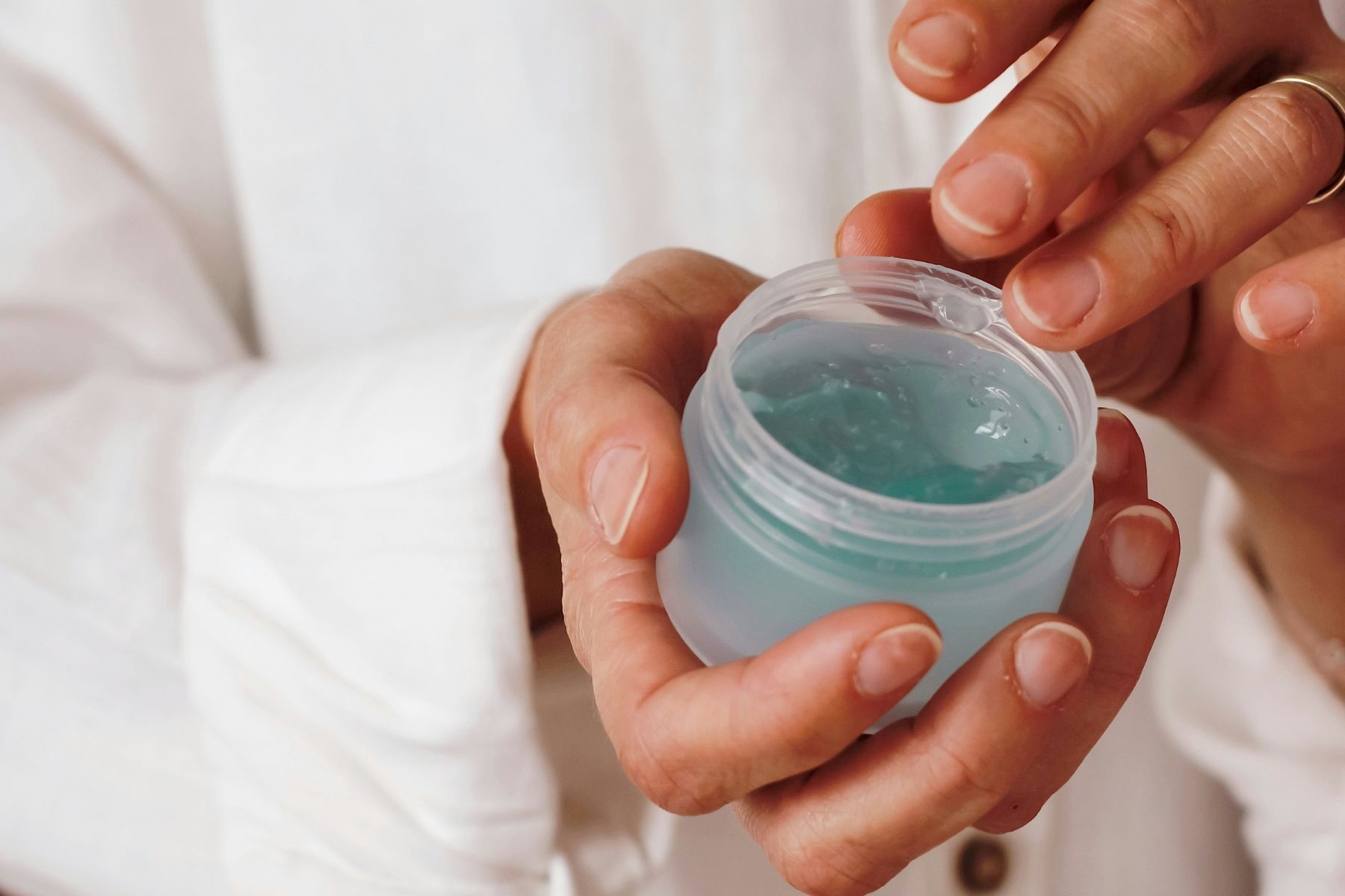 Misture 1 colher de linhaça em 1 copo de água para fazer gel caseiro para os cabelos