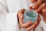 Misture 1 colher de linhaça em 1 copo de água para fazer gel caseiro para os cabelos