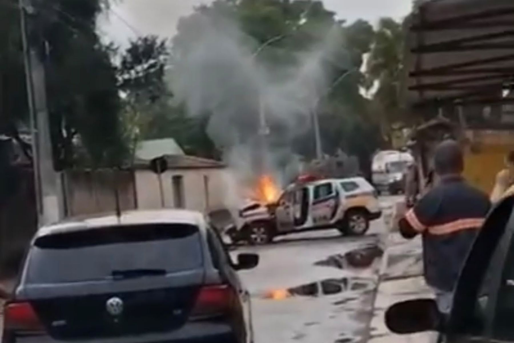 Viatura policial bate em muro e pega fogo na Grande BH