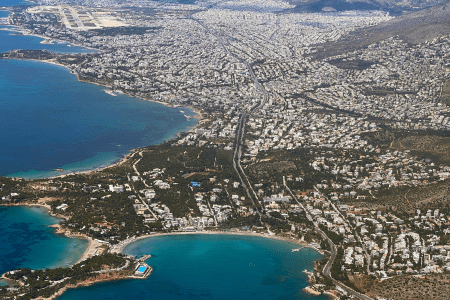 Caso foi registrado em Vouliagmeni, cidade localizada a cerca de 25 quilômetros de Atenas • Reprodução/Wikimedia Commons