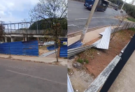 Moradores denunciam paralisação e problemas na estrutura de passarela do metrô Calafate, em BH