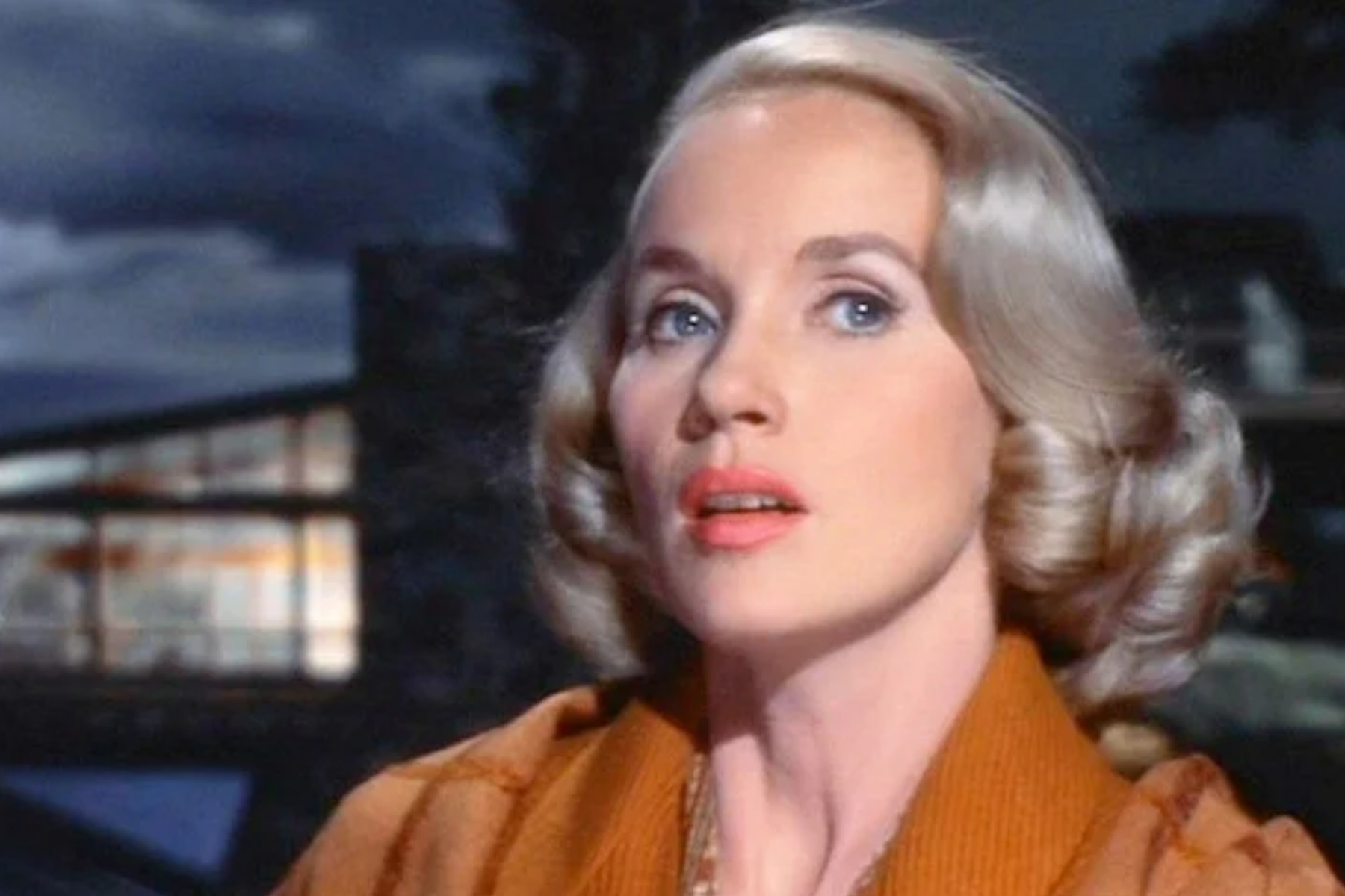 Com 102 anos, um Oscar e duas estrelas na Calçada da Fama de Hollywood, ela é a lenda do cinema mais longeva do mundo