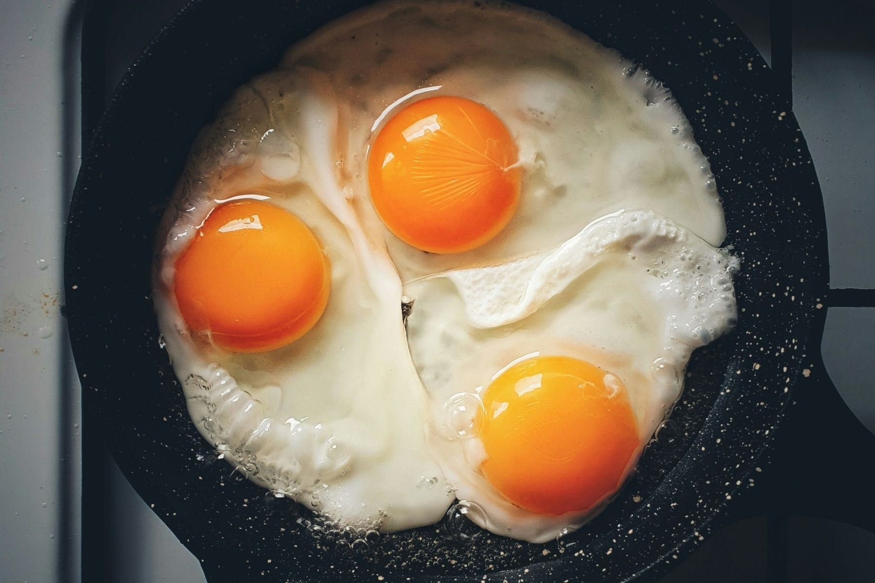 Por que é recomendado colocar vinagre na frigideira ao fritar ovos e qual a finalidade?