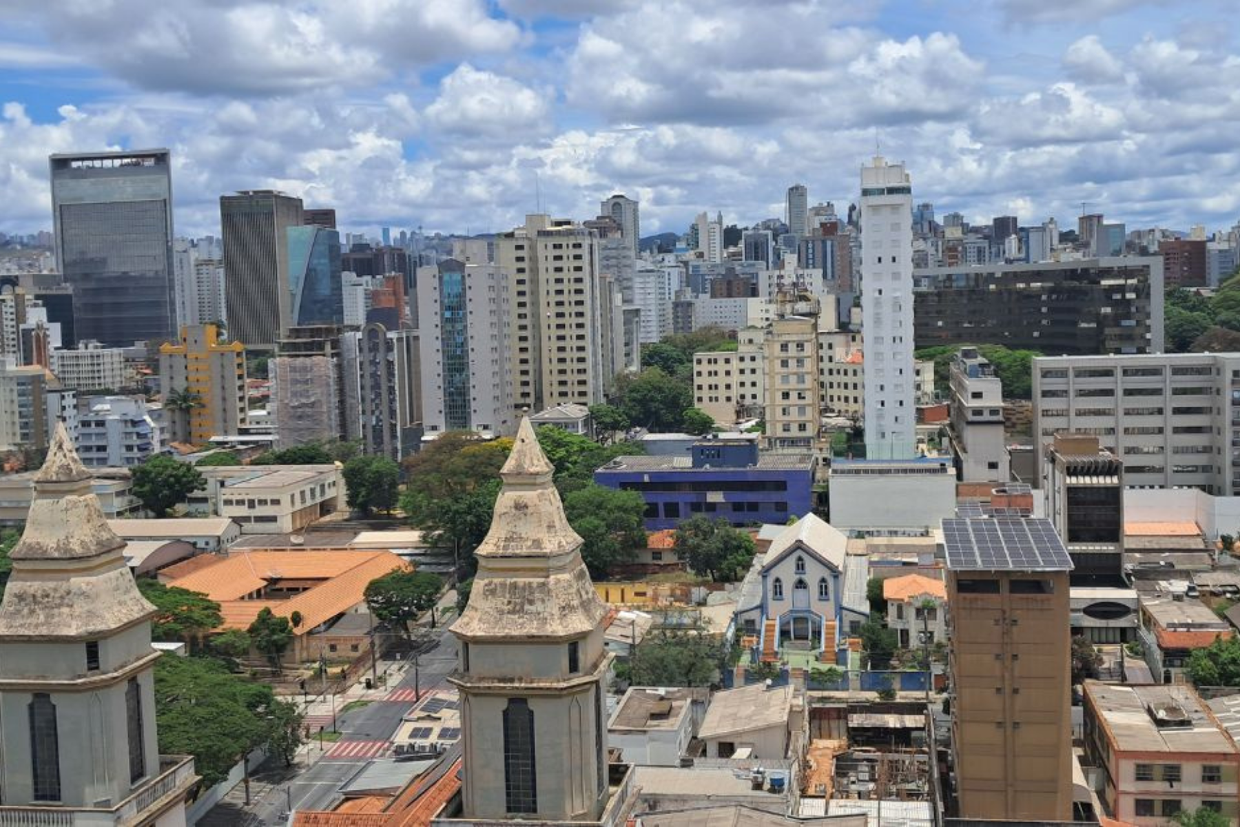 Mercado imobiliário de BH vende 12 mil imóveis no semestre, queda de 6,7%