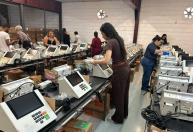 Urnas eletrônicas começam a receber dados para as eleições em Minas; entenda como funciona