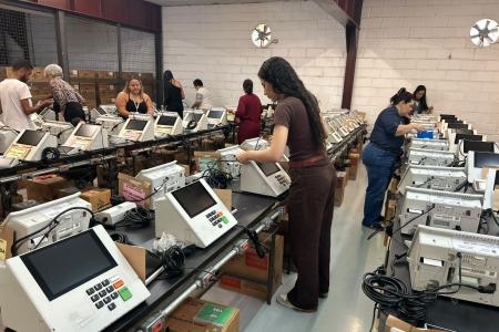 Urnas eletrônicas começam a receber dados para as eleições em Minas; entenda como funciona