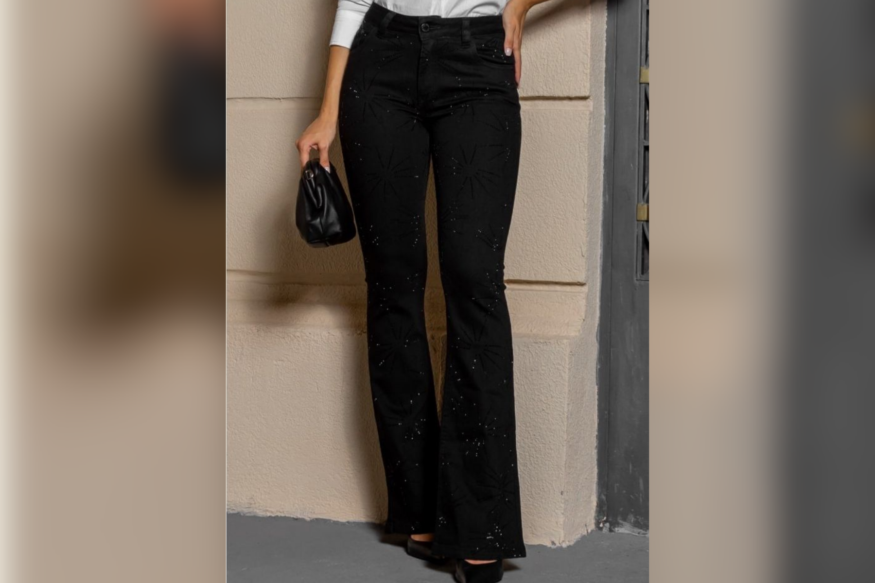 Veja o jeans flare preto de cintura baixa que volta a dominar o guarda-roupa