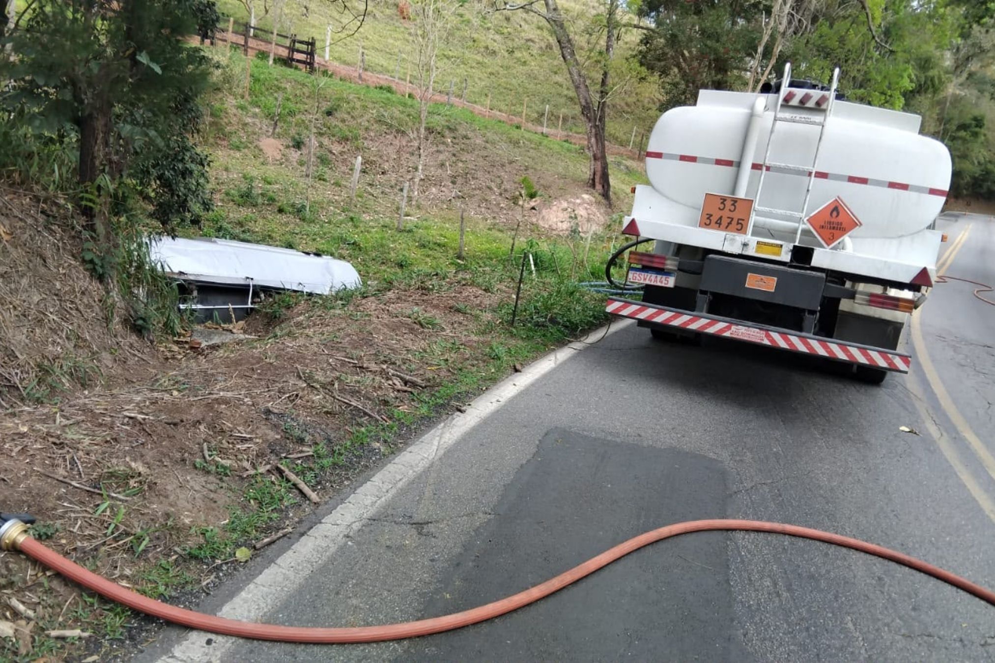 Caminhão-tanque tomba na BR-354 e causa interdição total da rodovia no Sul de Minas
