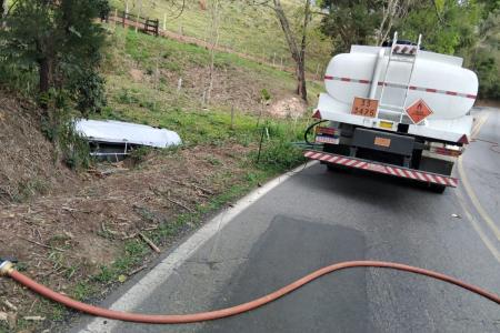Caminhão-tanque tomba na BR-354 e causa interdição total da rodovia no Sul de Minas