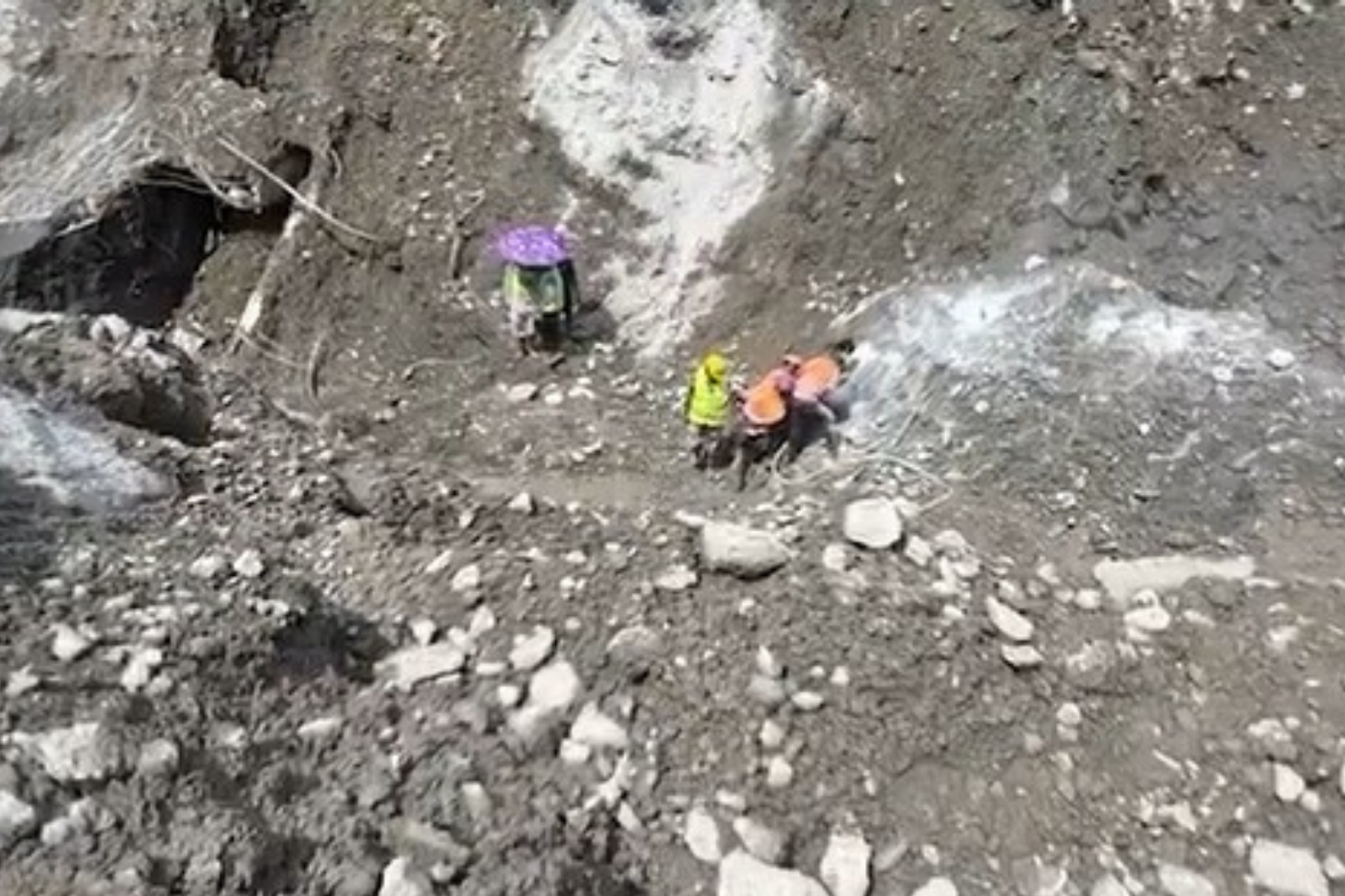 Equipes de resgate procuram trabalhadores presos em usina hidrelétrica no Nepal; vídeo