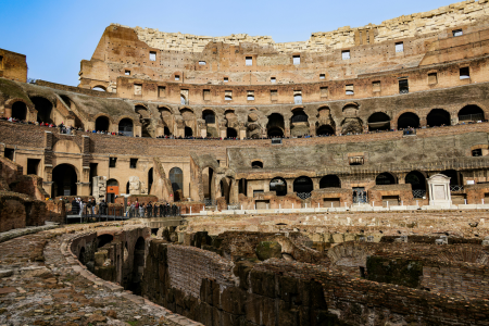 O declínio e a destruição parcial do Coliseu acompanharam a queda do Império Romano, deixando o monumento em abandono e usado como pedreira para outros edifícios da cidade