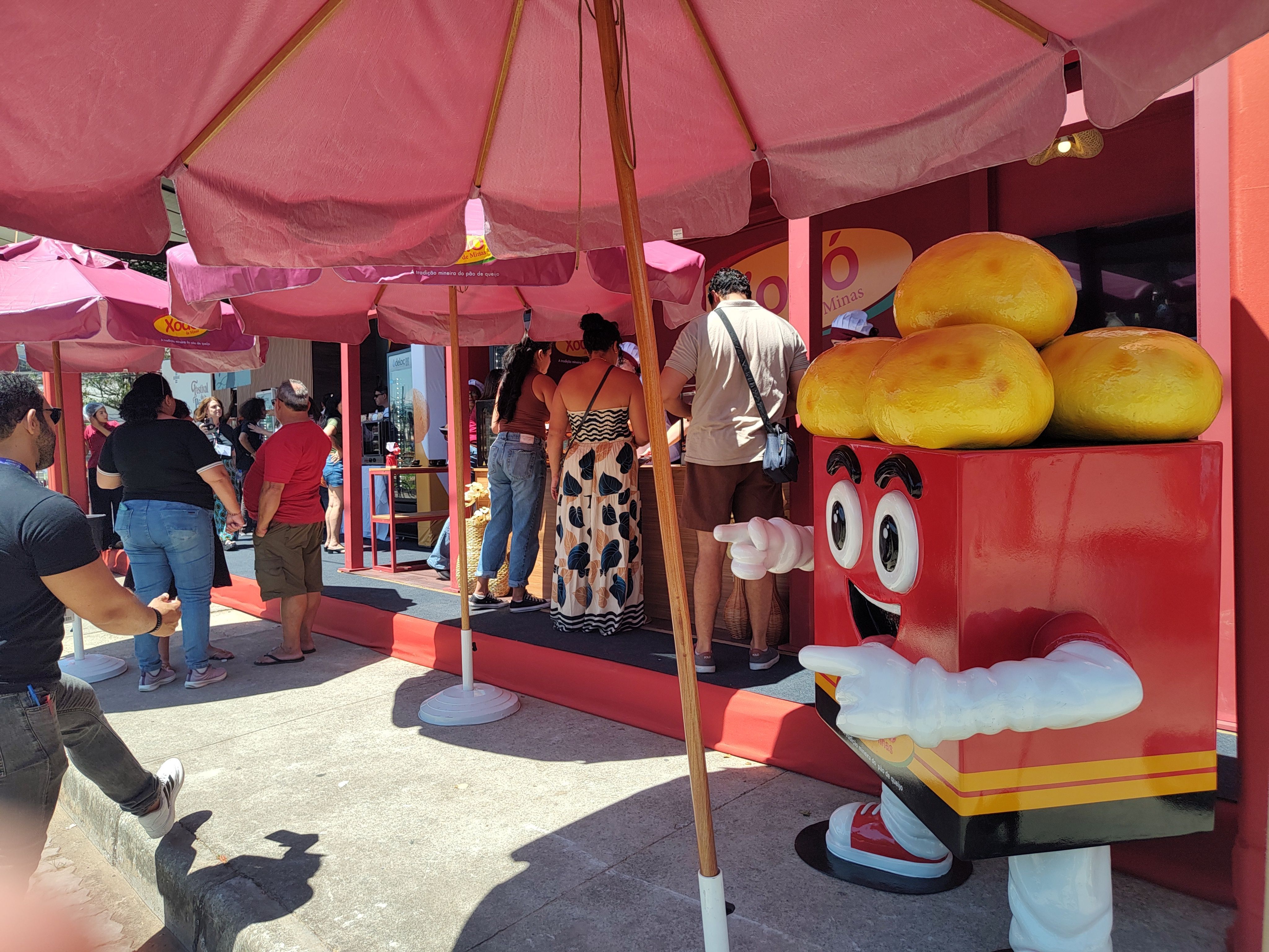 Festival do Pão de Queijo movimenta a Praça da Jabuticaba, em Contagem