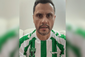 TRE-MG autoriza Cleitinho a usar camisas de futebol durante propaganda eleitoral