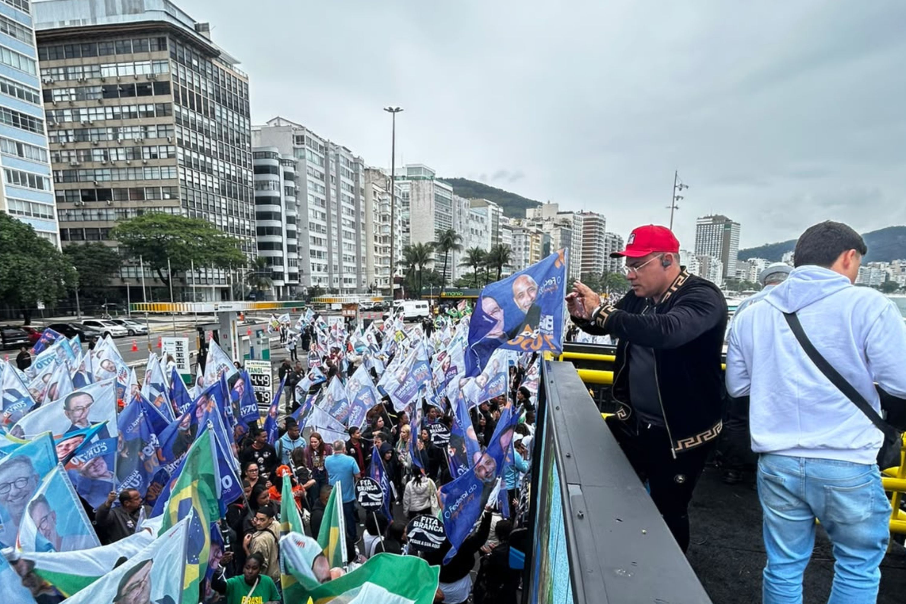 Cury reúne apoiadores em Copacabana para ‘caminhada da independência’