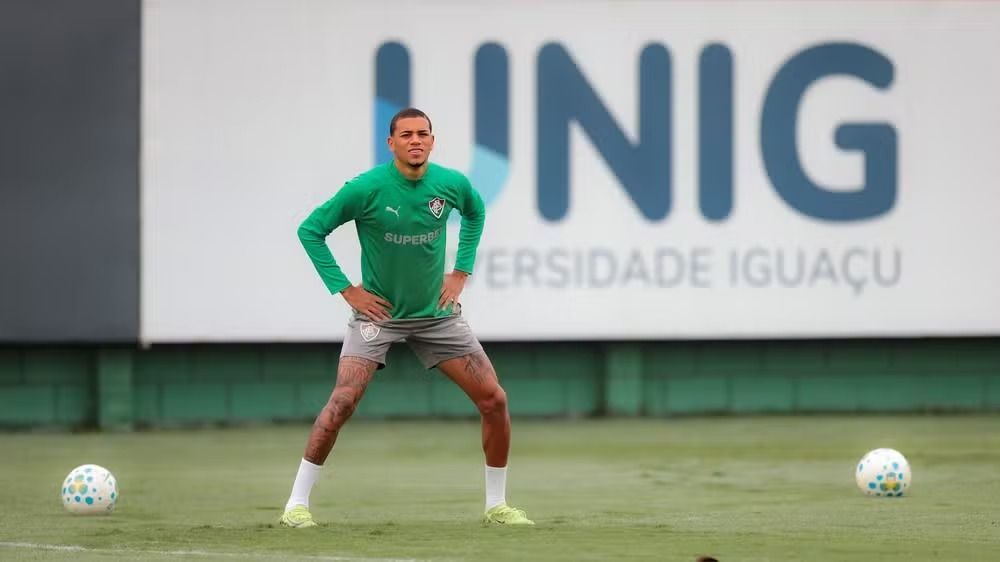 Jovem lateral é devolvido pelo América ao Fluminense e treina com elenco