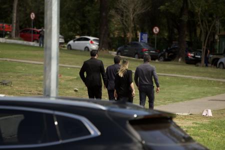 Kaká Diniz, marido de Simone Mendes, chega em velório de Bruno Avelar • Artur Carvaliere