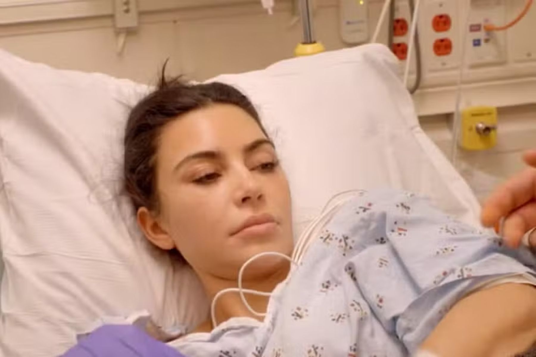 Kim Kardashian recebe diagnóstico de doença no fígado e recorda morte do pai