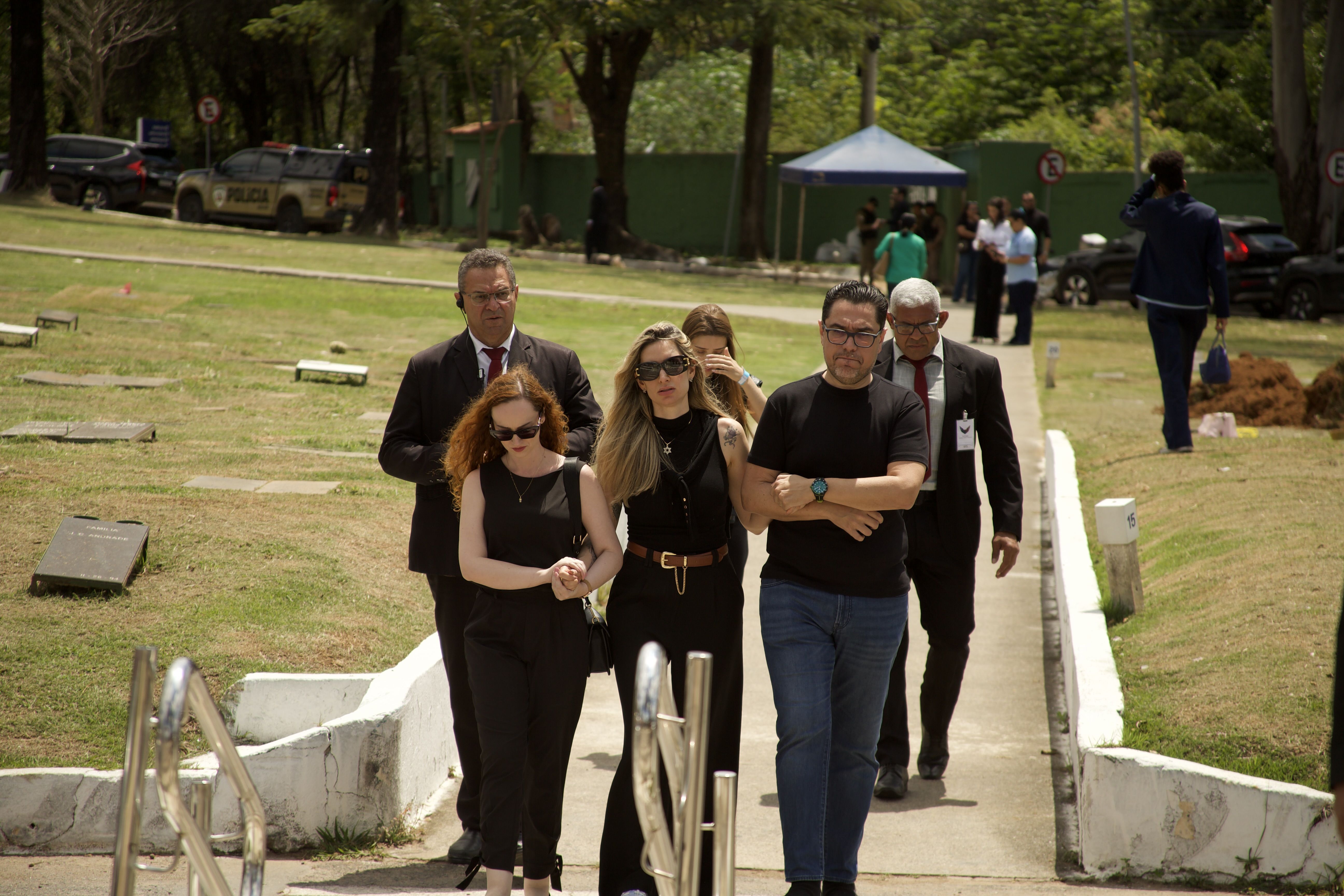 'Tinha certeza de que ele iria voltar', diz viúva de Bruno Avelar em velório