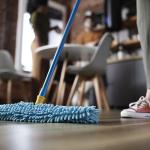 Colocar amaciante no balde para limpar o piso: para que serve e como usar
